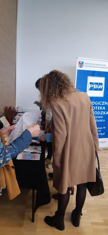Uczestnicy konferencji zapoznający się z publikacjami na temat Autyzmu, prezentowanymi przez PBW w Rzeszowie Filię w Leżajsku Przy PZPW w Rzeszowie